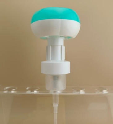 Bon design pompe en mousse en forme de fleur en plastique cyan pour les bouteilles de désinfectant pour enfants