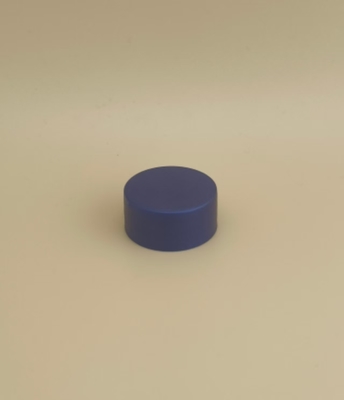 Délicatement conçu, le capuchon en plastique bleu foncé pour les bouteilles de soins de la peau