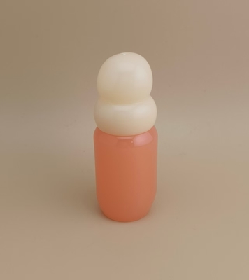Bouteille en verre rose avec un bouchon blanc pour le parfum des filles