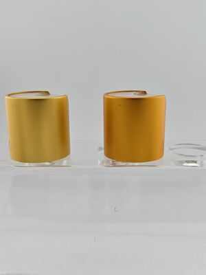 Bouchon rond jaune en aluminium-plastique avec bouton clair pour les bouteilles de soins de la peau
